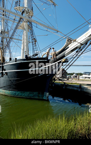 Stock Foto der Mannschaft arbeitet auf Segel des Schiffes Walfang, Charles W. Morgan, Mystic Seaport, Mystic, Connecticut, USA. Stockfoto