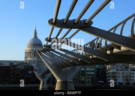 St-Paul-Kathedrale und die Millennium Bridge London Stockfoto