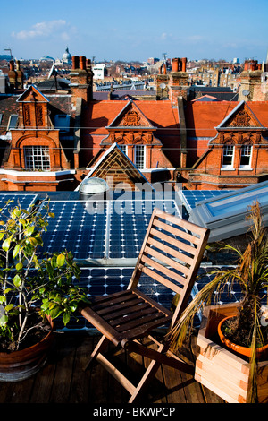 © Naki Kouyioumtzis. auf dem Dach montierten Sonnenkollektoren, Chelsea, London, UK. Stockfoto