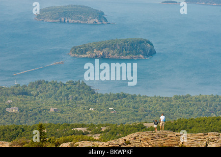 Stock Foto von Mann und Tochter auf Cadillac Mountain anzeigen Stachelschwein Insel in Bar Harbor, Acadia National Park, Maine, USA. Stockfoto