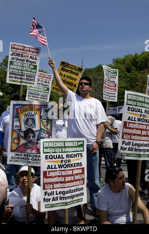 1. Mai 2010: Maikundgebung und März für die Rechte der Einwanderer und Arbeiter am Union Square in New York City. Stockfoto