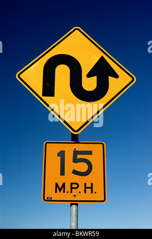 Stock Foto von s-Kurve und 15 km/h Höchstgeschwindigkeit Straßenschild gegen blauen Himmel im San-Juan-Gebirge des südwestlichen Colorado USA Stockfoto