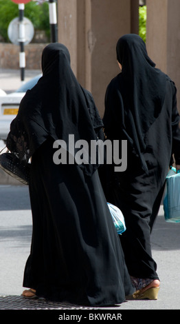 Verschleierte Frauen zu Fuß auf der Straße Nizwa Oman Stockfoto