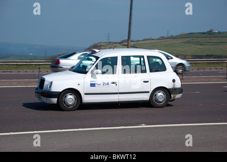 Hackney Cab / taxi über die Autobahn M62 (in der Nähe von Huddersfield). Stockfoto