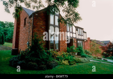 Pittsburgh, PA, USA Residential Architecture, American Suburban House, außen, Front, ZEITGENÖSSISCHER GARTEN, 1980er Jahre, TUDOR CHARME, Einfamilienhaus, ein Haus der Mittelklasse, ein Einfamilienhaus Stockfoto