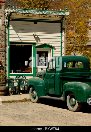 Stock Foto von einem alten Pickup-Trucks geparkt vor dem Restaurant auf Blair Street, Silverton, Colorado, USA. Stockfoto