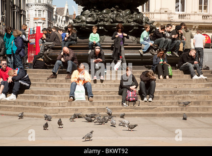 Touristen auf die Statue des Eros, Piccadilly Circus, London UK Stockfoto