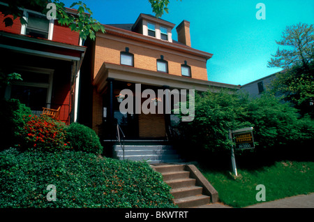 Pittsburgh, PA, USA Wohnarchitektur, amerikanische Vorstadthäuser, außen, zum Verkauf Schild, Front Street, Gentrifizierung [USA] Americana Vorort USA Mittelklasse Haus, Einfamilienhaus, Vorstadthaus USA Veranda, ein Einfamilienhaus Stockfoto