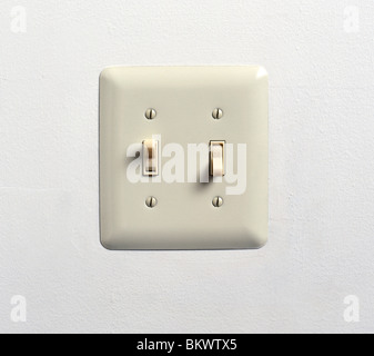 Nahaufnahme von einem off White elektrische doppelte Licht Schalter und Deckel Platte Stockfoto