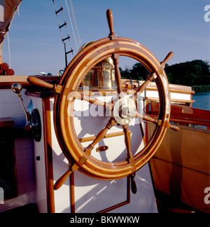 Detail der Holzlenkrad oder Helm, auf einem historischen Segelboot auf Chesapeake Bay, Maryland, USA Stockfoto
