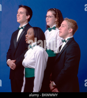 Männliche & weibliche Schülerinnen und Schüler singen im Chor auf dem Campus einer Privatschule. Stockfoto