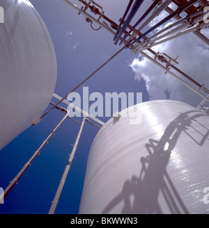 Große weiße chemische Tanks in einer industriellen Produktionsanlage in Puerto Rico, USA Stockfoto