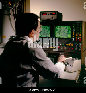 Wissenschaftler arbeiten an einem Elektronen-Mikroskop im Labor Forschung & Entwicklung eines großen Chemieunternehmens Stockfoto