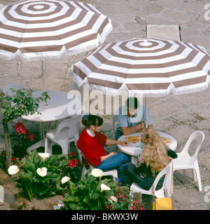 Alter der Studenten zu sammeln, in einem Straßencafé im Hostellerie De La Vieille Ferme, Mesnil Val Plage (Normandie), Frankreich Stockfoto