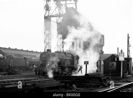 Unbekannter Motor rülpst Rauch und Dampf in den letzten Tagen des Dampfs auf britische Schiene Stockfoto