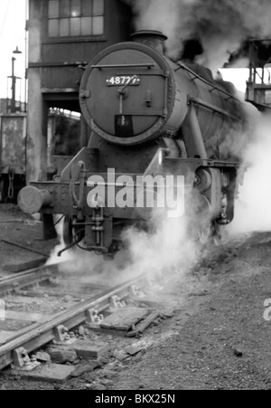 Motor Nummer 48729 Stanier 8f Klasse rülpst, Rauch und Dampf, wie es einen Motor in den letzten Tagen des Dampfs zu vergießen Blätter Stockfoto