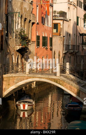 Venezianischen Kanal - Rio del Toletta - in den späten Nachmittag Sonnenuntergang mit festgemachten Boote, waschen zum Trocknen gehängt Stockfoto