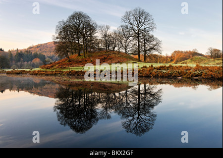 Am frühen Morgen Reflexionen in Elterwater im englischen Lake District Stockfoto