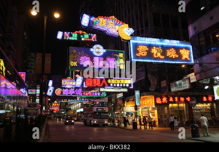 Eine Straße beleuchtet mit Leuchtreklamen in Kowloon in Hong Kong, China. Stockfoto