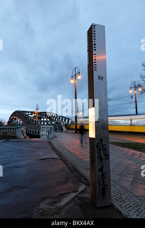 Info-Post am ehemaligen Grenzübergang Bornholmer Straße, Berlin, Deutschland Stockfoto