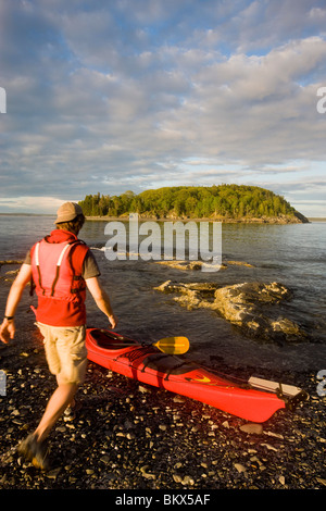 Ein Kajakfahrer in der Porcupine-Inseln im Maines Acadia National Park.  Bar Harbor. Stockfoto