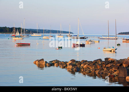 Boote in Mansett Harbor im Bundesstaat Maine.  In Somes Sound suchen. Stockfoto