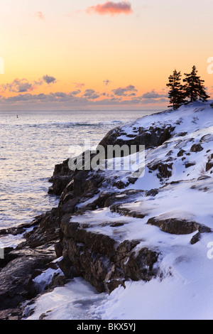 Sonnenaufgang über dem Atlantik im Winter vom in der Nähe von Schoner Kopf auf Maines Acadia National Park gesehen. Stockfoto