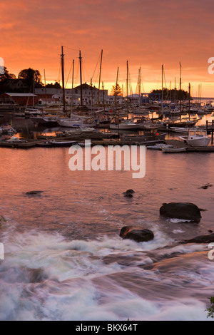 Sonnenaufgang im Hafen von Camden.  Camden, Maine. Stockfoto