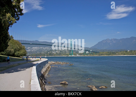 Stanley Park Ufermauer mit Geschwindigkeit Skater, Radfahrer und Wanderer zu Lions Gate Bridge überqueren die erste Narrows Stockfoto