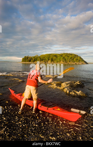 Ein Kajakfahrer in der Porcupine-Inseln im Maines Acadia National Park.  Bar Harbor. Stockfoto