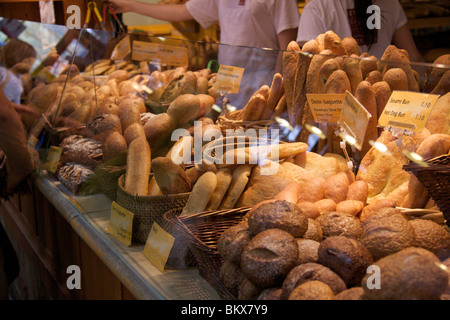 Brot Stall zu verkaufen Brötchen, Baguettes und Brote mit zwei weiblichen Händler in Granville Markt auf Granville Island in Vancouver Stockfoto