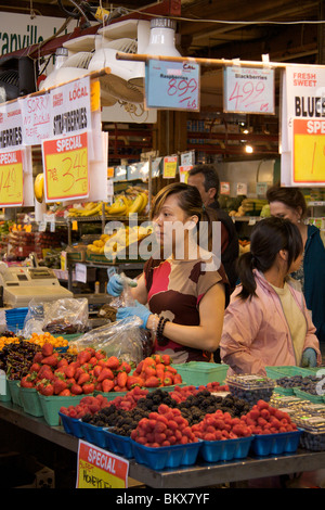 Obst stall verkaufen Erdbeeren, Brombeeren, Heidelbeeren und Kirschen in Granville Markt auf Granville Island, Vancouver Stockfoto