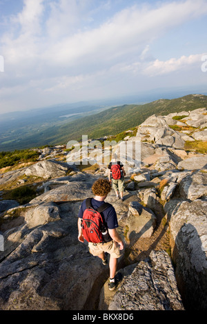 Ein Paare Wanderungen in der Nähe des Gipfels des Mount Monadnock im Monadnock State Park in Jaffrey, New Hampshire. Stockfoto