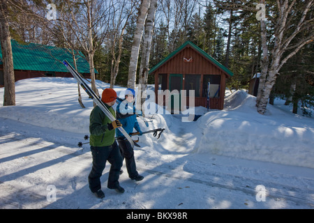 Ein paar trägt ihre Langlauf am Medawisla Wildnis-Camps Ski in der Nähe von Greenville, Maine. Stockfoto