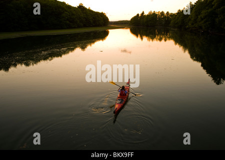 Eine Frau Kajaks am Oberlauf des Flusses York in York, Maine.  High Tide.  Sonnenuntergang.  A. Stockfoto