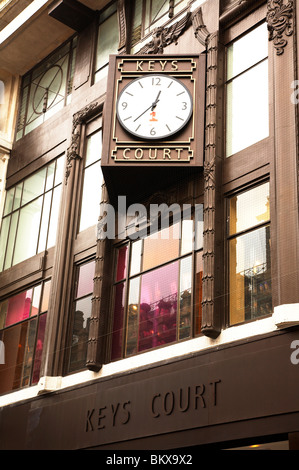 Die Uhr im Schlüssel Court Shopping Centre in Liverpool UK Stockfoto