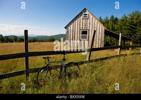 Ein Mountain-Bike und Scheune auf Birke Hügel in neue Durham, New Hampshire. Stockfoto