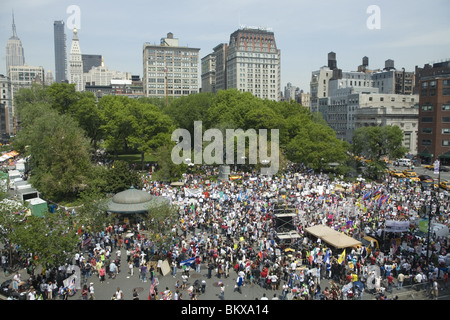 2010: Blick nach Norden über den Union Square auf einer Maifeiertag Einwanderer und Arbeiter Rechte Kundgebung in New York City Stockfoto