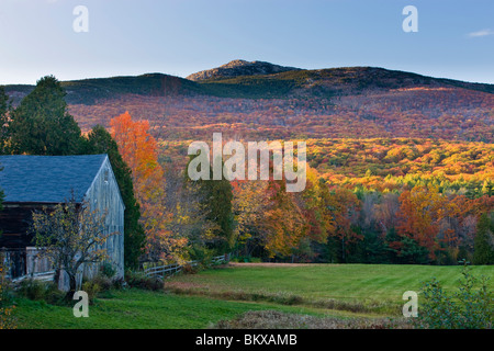 Mount Monadnock im Herbst von einer Farm in Jaffrey (New Hampshire) gesehen. Stockfoto