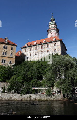 Blick auf den Turm der Burg Turm in der UNESCO-Welterbe Stadt Cesky Krumlov, Tschechische Republik, Südböhmen, Europa. Stockfoto