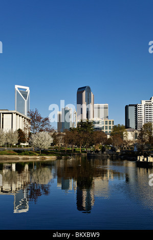 Charlotte, North Carolina-Skyline im See in Marshall Park widerspiegelt Stockfoto