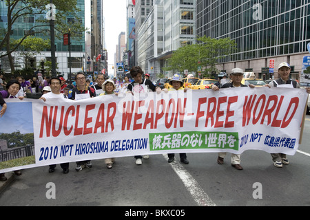 Mai 2, 2010: Internationale anti-nukleare Waffen Demonstration und Frieden März bei den Vereinten Nationen in New York City Stockfoto