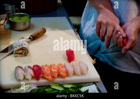 Zubereitung von Sushi in einem japanischen Restaurant in Paris. Stockfoto