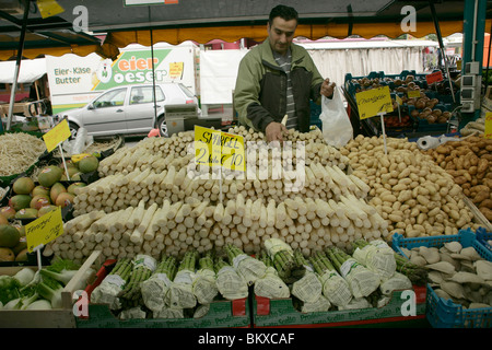 Weißer Spargel auf dem türkischen Markt am Maybachufer in östlichen Kreuzberg, Berlin, Deutschland Stockfoto