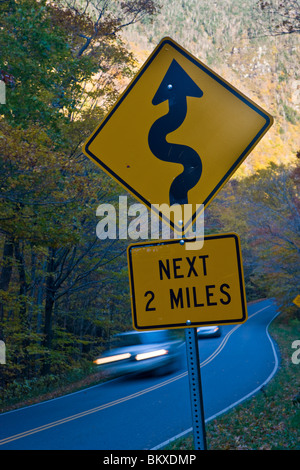 Eine schmale Straße (VT 108) schlängelt sich durch Schmuggler Kerbe in der Nähe von Stowe, Vermont.  Smuggler es Notch State Park. Fallen. Stockfoto