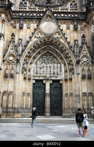 Der Eingang zum St Vitus Cathedral in Mauern der Prager Burg, Prag, Tschechische Republik. Stockfoto