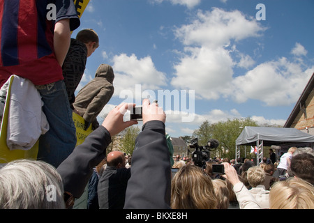 Menschenmassen bei der Rückkehr von World Racing Weltmeister Jenson Button, zu seiner Heimat Stadt Frome, Somerset, UK: 4. Mai 2010 Stockfoto