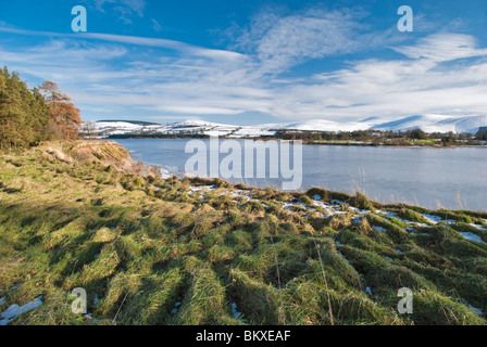 Auf der Suche über das Eis bedeckt Poulaphouca Reservoir in der Grafschaft Wicklow. Stockfoto