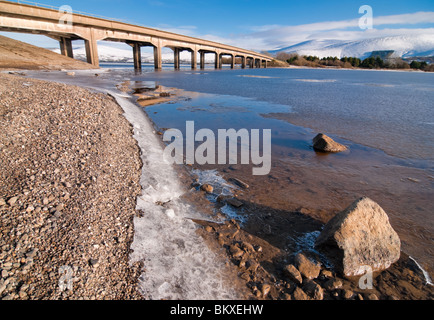 Straßenbrücke über das Eis bedeckt Poulaphouca Reservoir in der Grafschaft Wicklow. Stockfoto