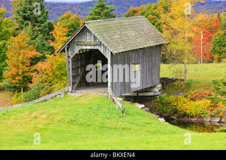 Die Pflegeeltern überdachte Brücke in Cabot, Vermont. Stockfoto